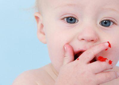 Los bebés comen sólidos y con los dedos